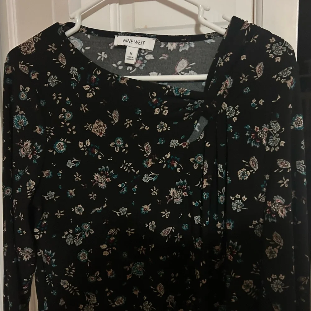 Nine West Black and Floral Women's Top- Size Medium - Picture 4 of 9